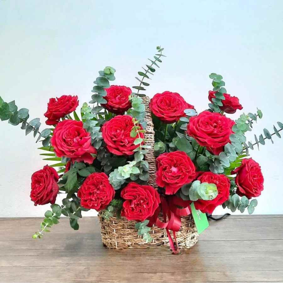 Giỏ hoa dáng đẹp yêu kiều