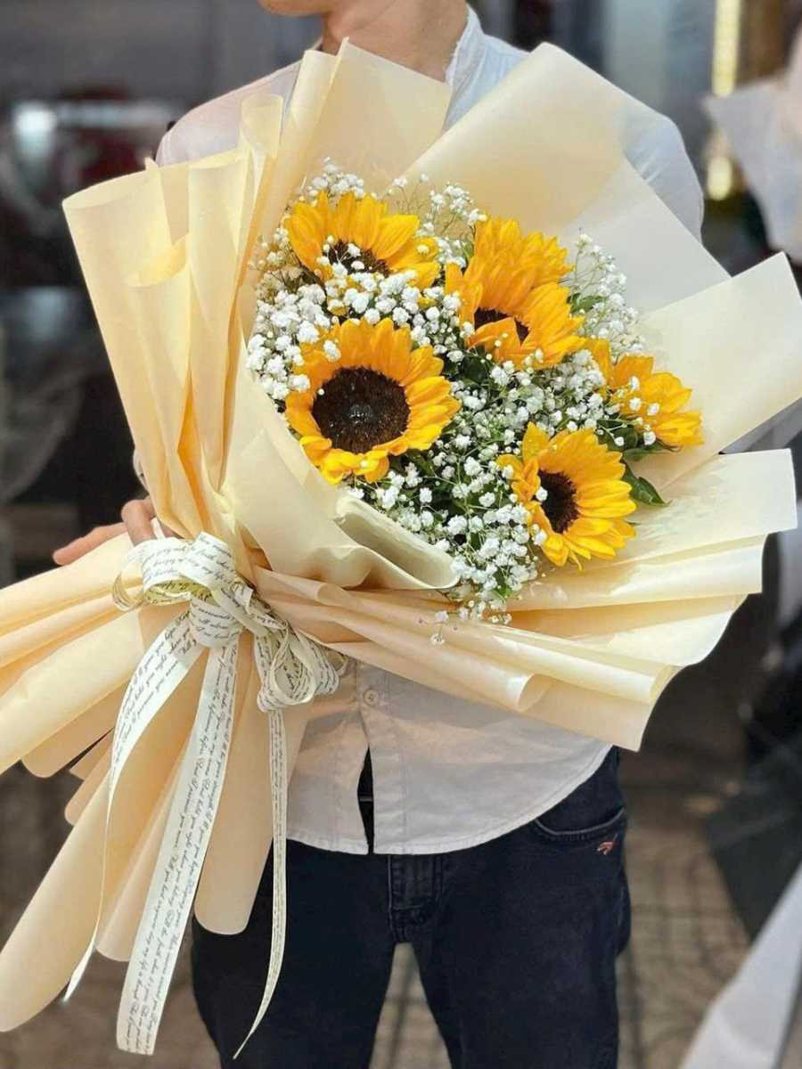 Bó hoa hạ về trong mắt