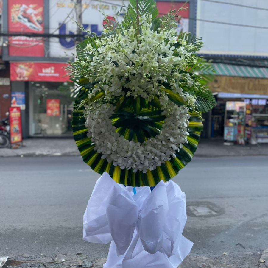 Kệ hoa lan chia buồn trắng tinh khôi
