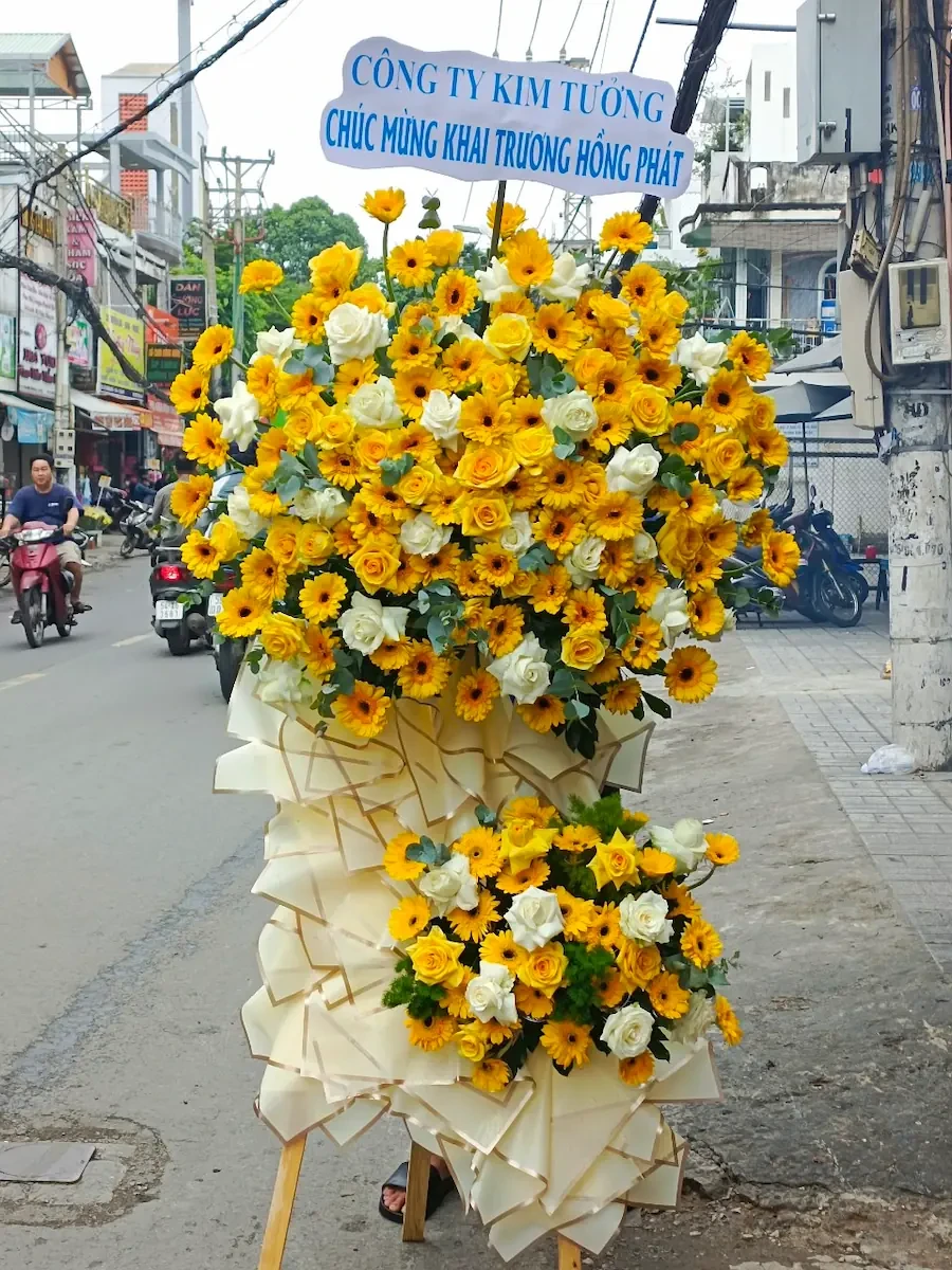 Kệ hoa chúc mừng hoa hồng vàng