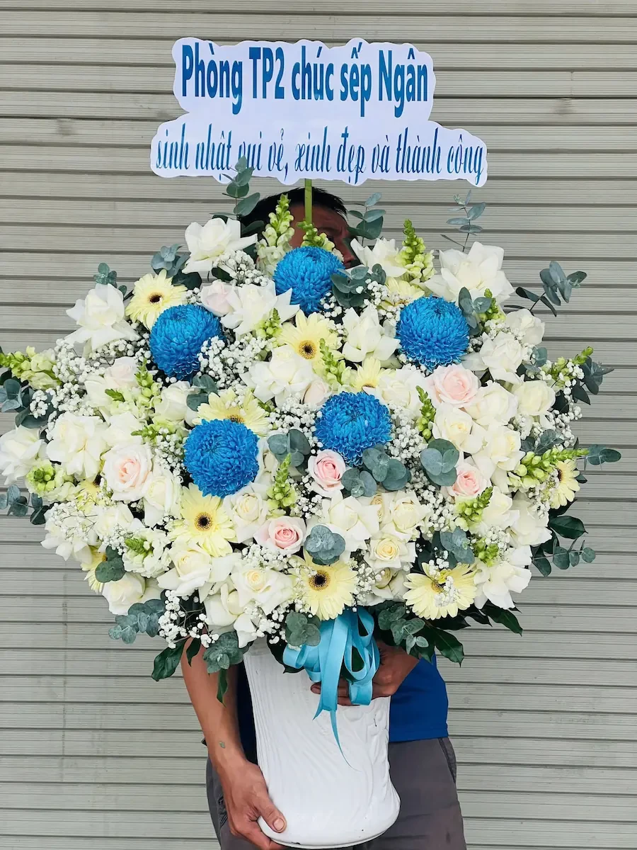 Giỏ hoa sắc đông ngập tràn