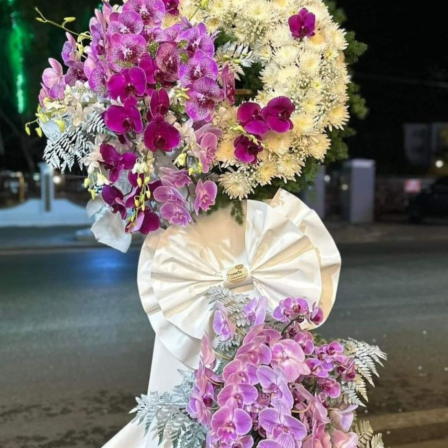 Kệ hoa chia buồn 2 tầng cầu nguyện thành kính