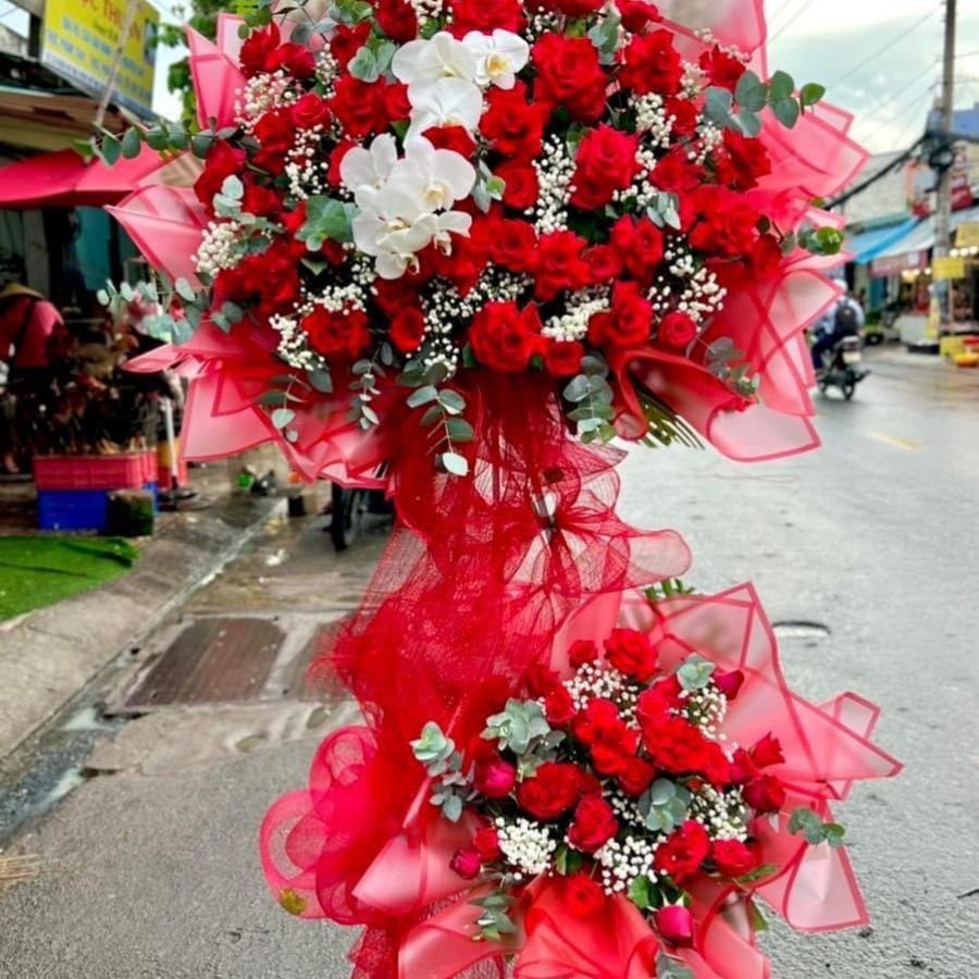Lẵng hoa chúc mừng phong cách hiện đại